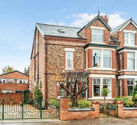 Queens One Urmston Exterior foto