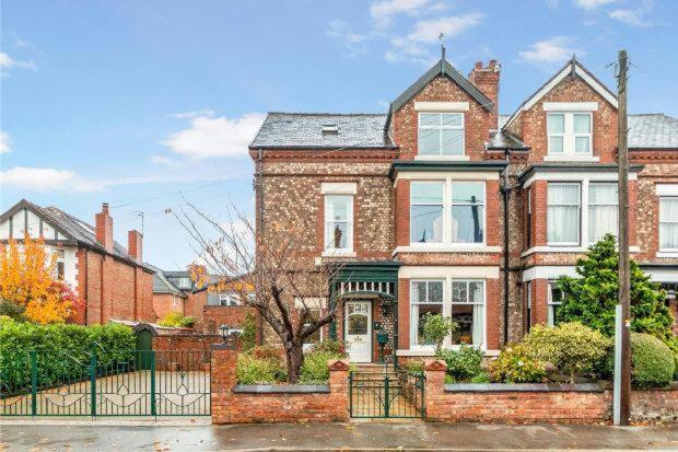 Queens One Urmston Exterior foto