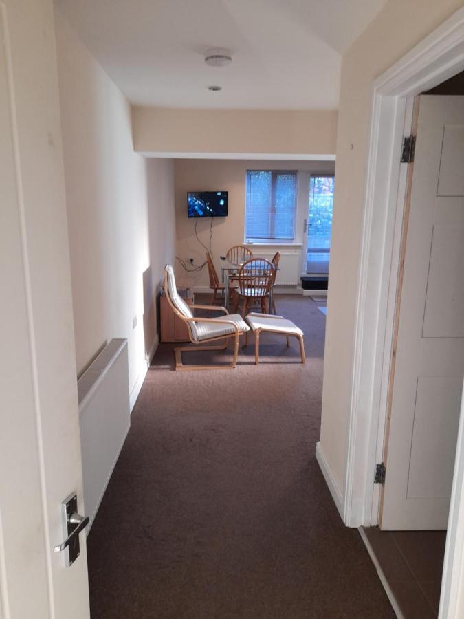 Queens One Urmston Exterior foto