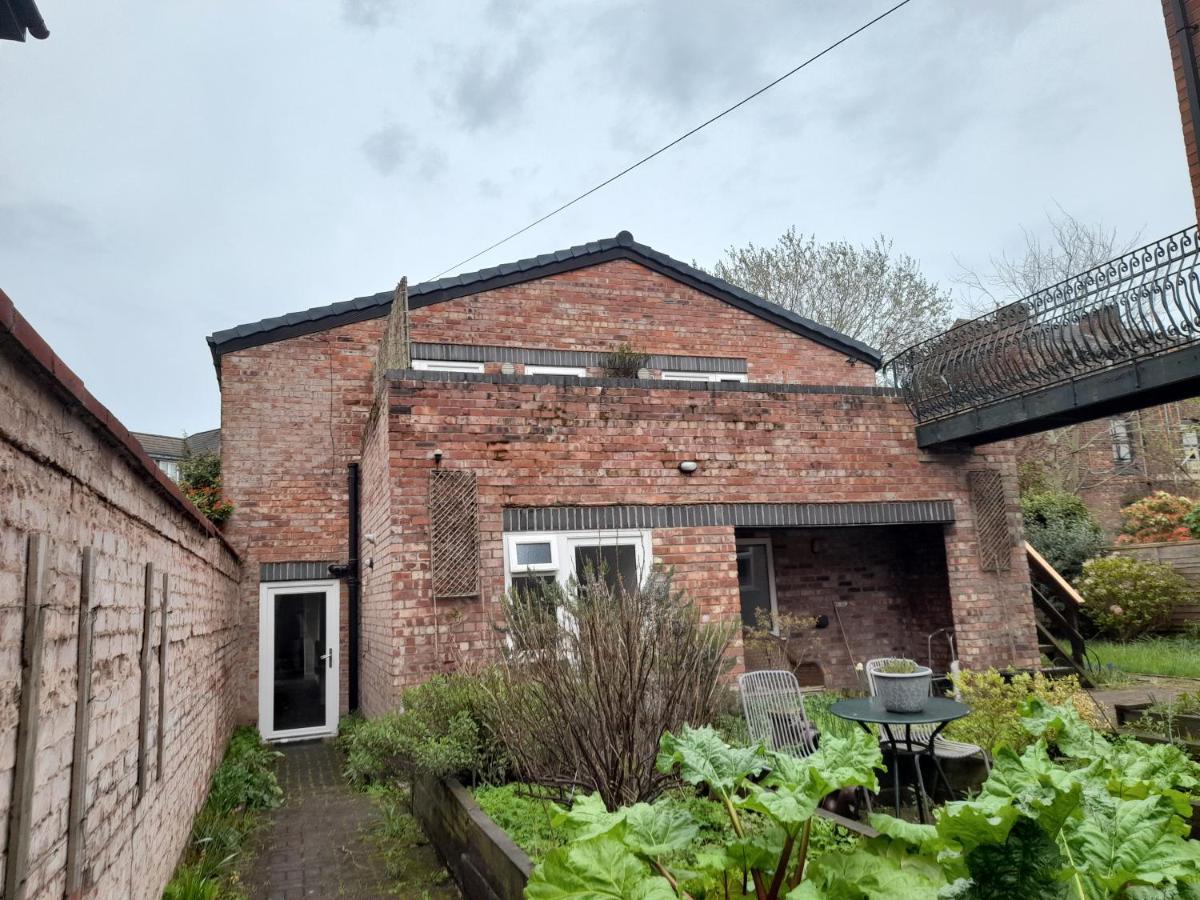 Queens One Urmston Exterior foto