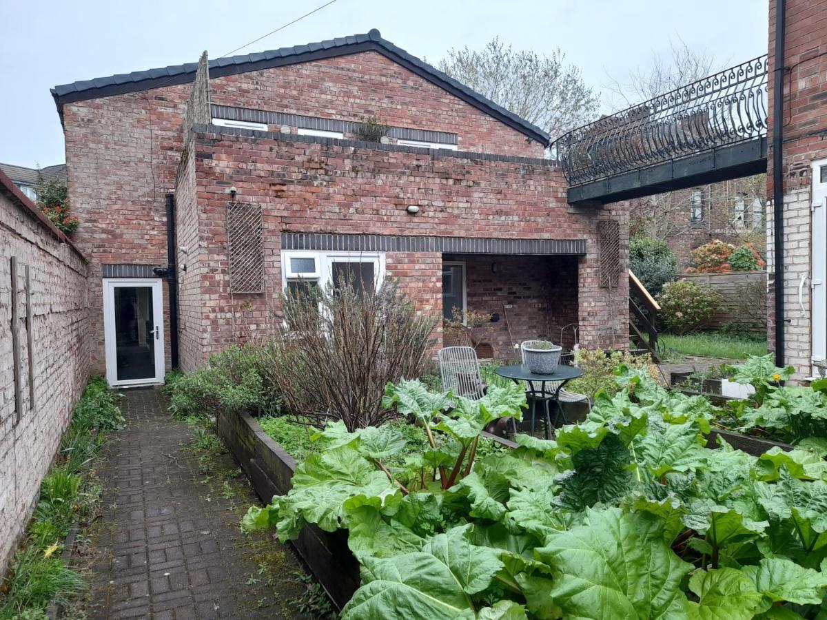 Queens One Urmston Exterior foto