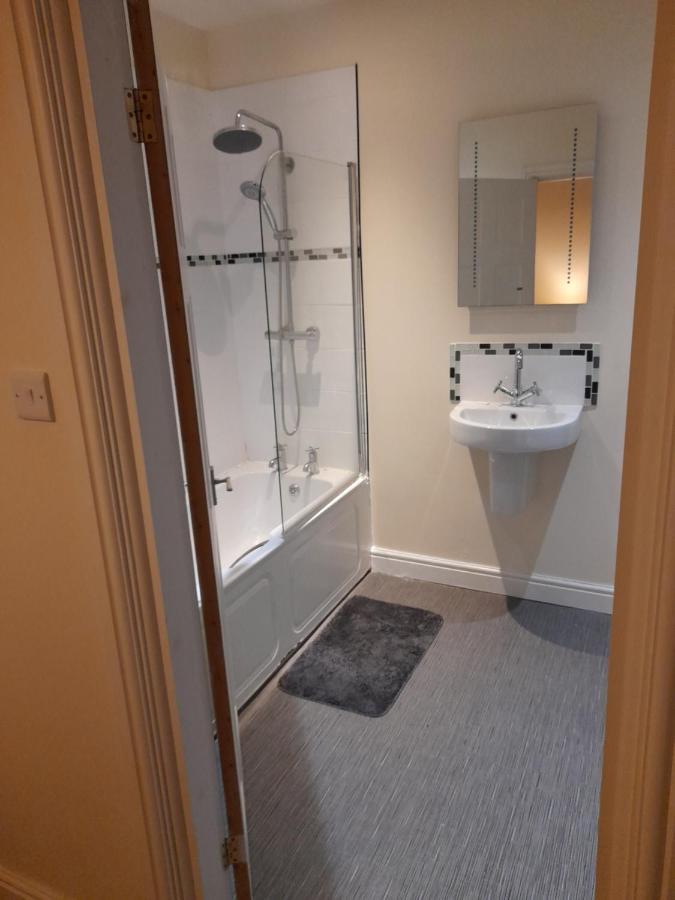 Queens One Urmston Exterior foto