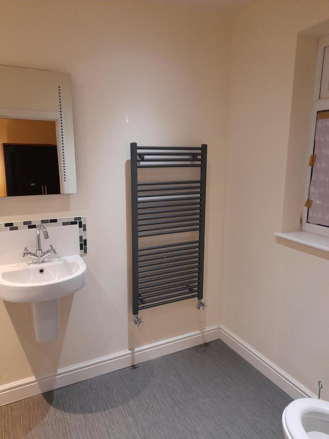 Queens One Urmston Exterior foto