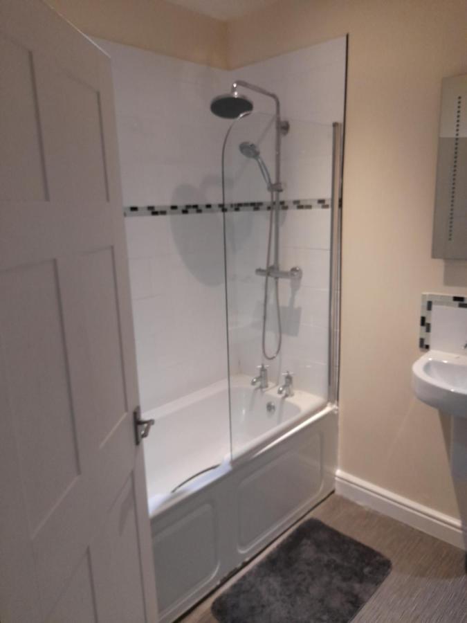 Queens One Urmston Exterior foto