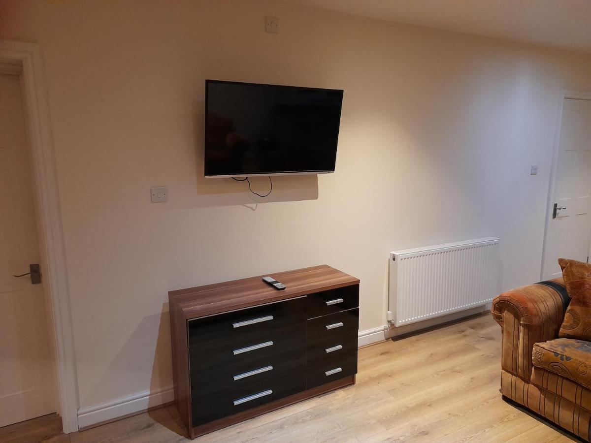 Queens One Urmston Exterior foto